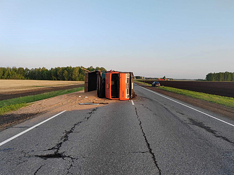 На трассе под Курганом после ДТП перевернулся КАМАЗ