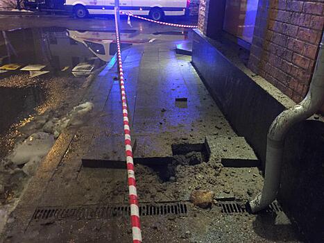 Поврежденный силовой кабель разворотил тротуар в центре Москвы