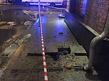 Поврежденный силовой кабель разворотил тротуар в центре Москвы