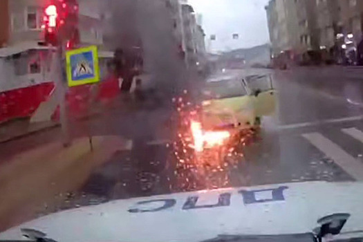 Автомобиль с двумя детьми загорелся посреди дороги в российском городе