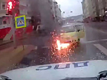 Автомобиль с двумя детьми загорелся посреди дороги в российском городе