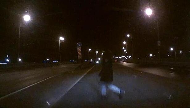 Пешеход из ниоткуда: прогуливавшаяся по шоссе череповчанка угодила под колеса машины