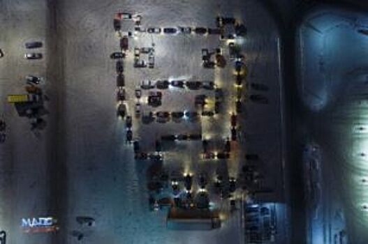 Воронежские автомобилисты выстроились в фигуру свинки в честь Нового года