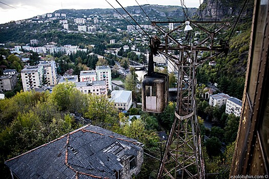 Фотопутешествие в умирающий грузинский город летающих пепелацев