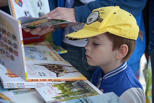 Заведующий столичной библиотекой посоветовал шесть книг для детей