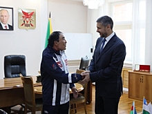 ​«Эти слова о тебе, Чита!» - 66-летний оперный певец, велосипедист Хурсанд Шеров во время встречи с Александром Осиповым спел для Читы