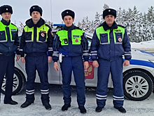 Ямальские автоинспекторы помогли попавшим в беду людям на трассе под Муравленко