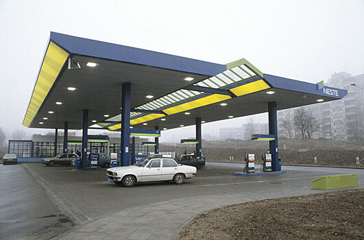 Депутат Сейма подозревает сети АЗС в повышении цен на бензин