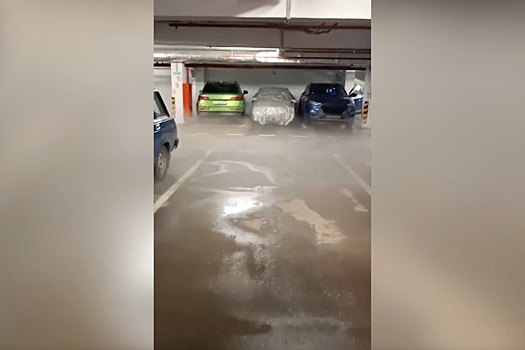 Место гибели мужчины при прорыве трубы с горячей водой в Москве сняли на видео