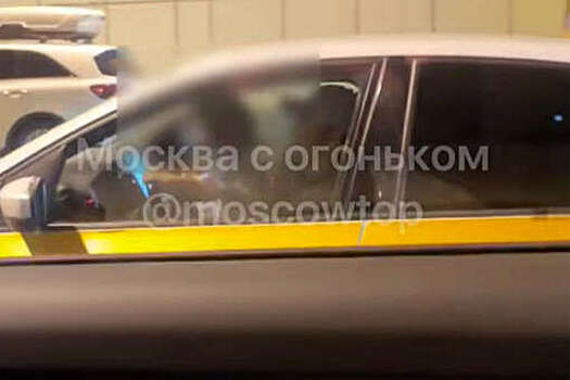 Таксист управлял автомобилем с ребенком на коленях и попал на видео