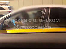 Таксист управлял автомобилем с ребенком на коленях и попал на видео