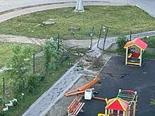 В Чкаловске пьяный водитель на побитой машине посреди ночи протаранил забор и разнёс детскую площадку — очевидцы