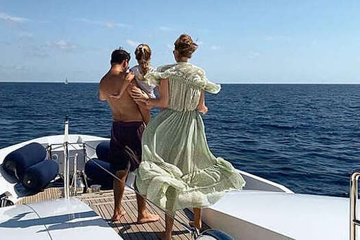 Эмин Агаларов показал редкое фото с женой и дочерью на отдыхе