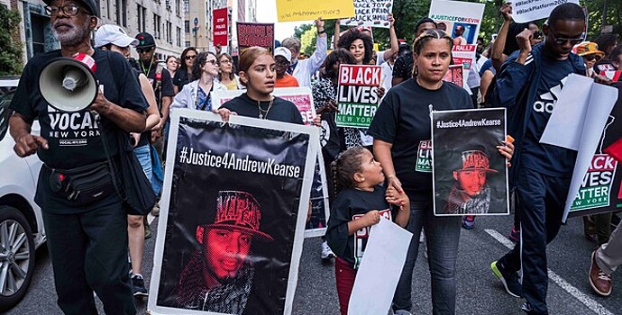В Нью-Йорке уволили полицейского в связи с резонансной смертью афроамериканца в 2014 году