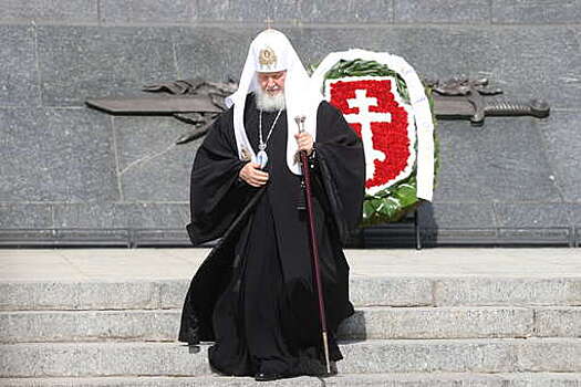 Патриарх Кирилл возложил цветы к монументу Победы в Минске