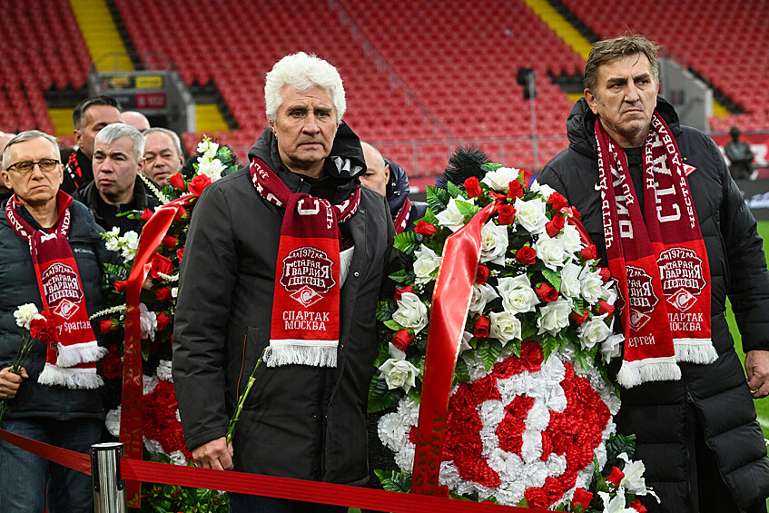 Поклонники и болельщики «Спартака» на церемонии прощания с футболистом Никитой Симоняном на стадионе «Лукойл Арена» в Москве, 27 ноября 2025 года