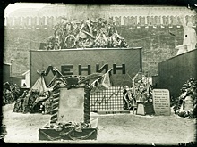 Что за график изображен на транспаранте у Мавзолея Ленина