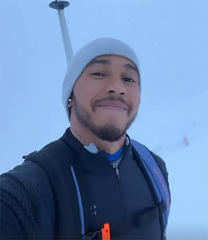 Льюис Хэмилтон тренируется в горах на лыжах