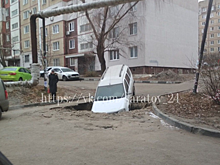 У саратовской школы автомобиль стал жертвой очередного «портала в ад»