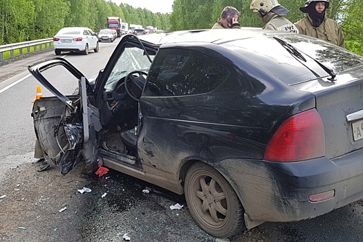 На трассе под Кунгуром водителя Lada вырезали из машины после столкновения с грузовиком