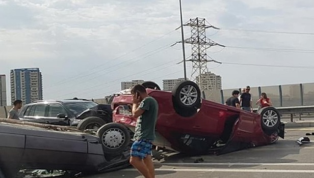 Несколько автомобилей оказались на крыше после массового ДТП в Баку. Видео