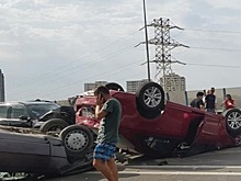 Несколько автомобилей оказались на крыше после массового ДТП в Баку. Видео