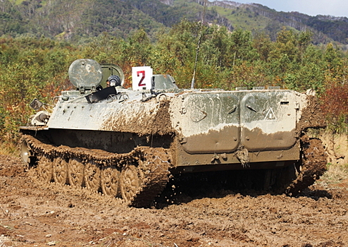 Мобилизованные военнослужащие на Сахалине совершенствуют навыки вождения боевых машин в сложных условиях местности