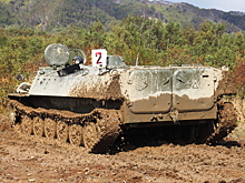 Мобилизованные военнослужащие на Сахалине совершенствуют навыки вождения боевых машин в сложных условиях местности