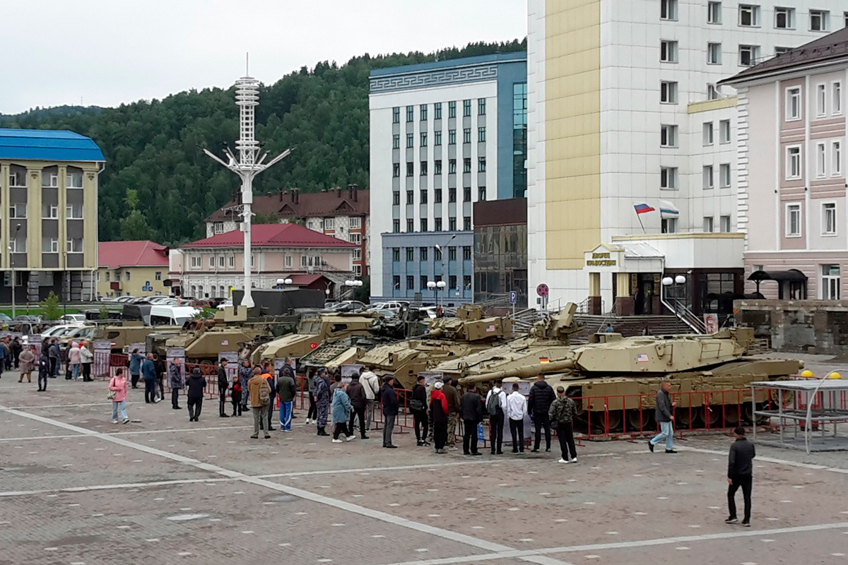 Около 30 тыс. человек посетили выставку трофейной техники НАТО в Республике Алтай