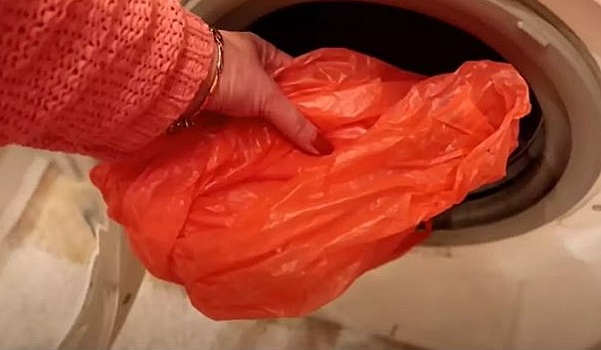 Зачем в стиральную машину класть целлофановый пакет