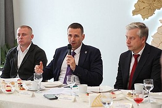 Демешин встретился с ветеранами и семьями участников СВО в Фонде «Защитники Отечества»