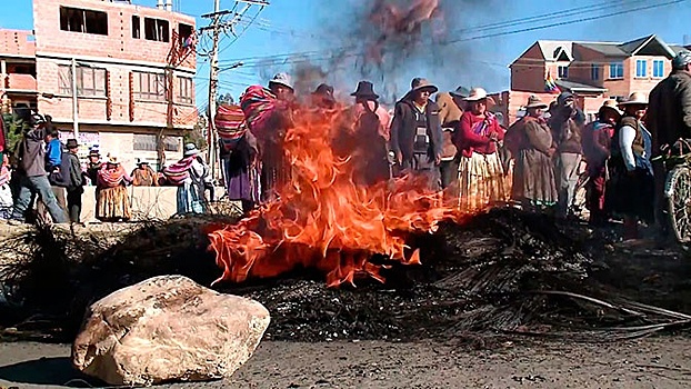 Сторонники Моралеса остановили НПЗ в Боливии