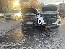 В Оренбурге на Туркестанской столкнулись две иномарки, есть пострадавший