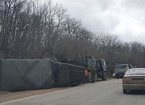 На крымской трассе перевернулся военный грузовик