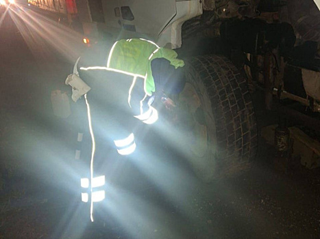 На трассе в Самарской области у водителя фуры лопнуло колесо