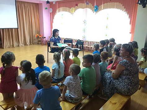 Сотрудники библиотеки на Корнейчука рассказали дошкольникам об истории появления книги
