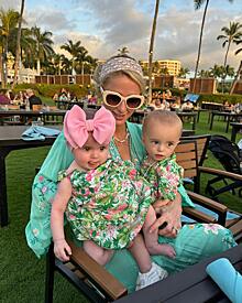 Пользователи Сети обсуждают свежие фото Пэрис Хилтон с детьми на Гавайях: «Они для нее аксессуар»