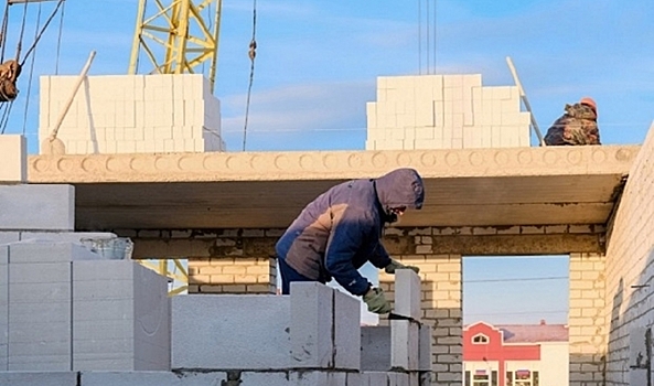 Строители возводят наружные стены школы на 800 мест в Волгограде