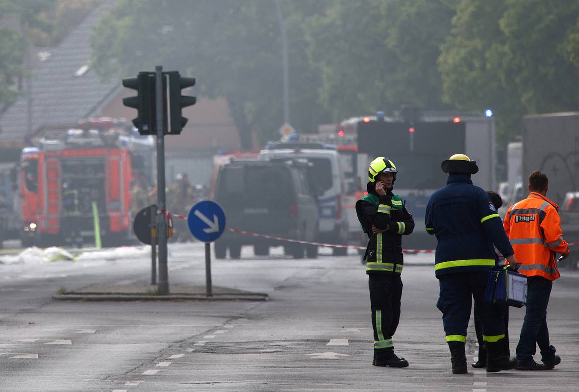 Тушение огня на оборонном заводе в Берлине возобновили на второй день пожара