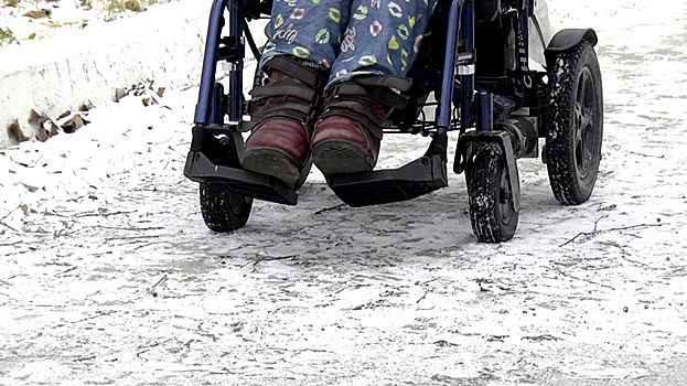 Недоступная среда: женщина-инвалид из Ноябрьска рискует своим здоровьем, приходя в банк. ВИДЕО