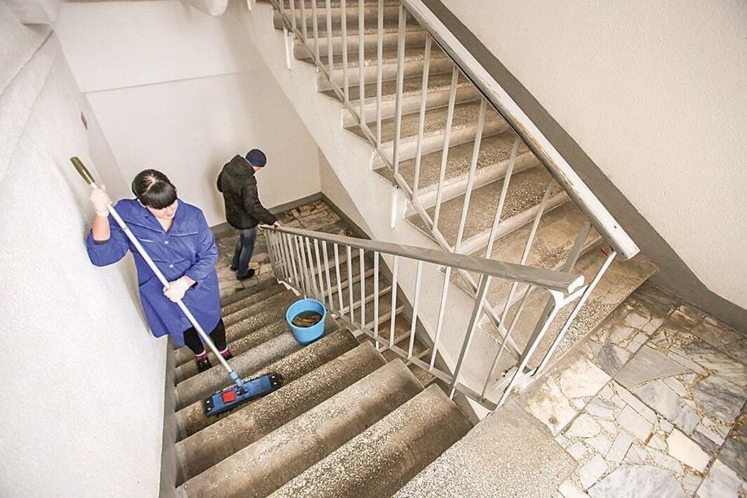Уборка лестниц в многоквартирном доме. Уборщица подъездов. Мытье полов в подъезде. Уборка подъездов. Мыть подъезды.