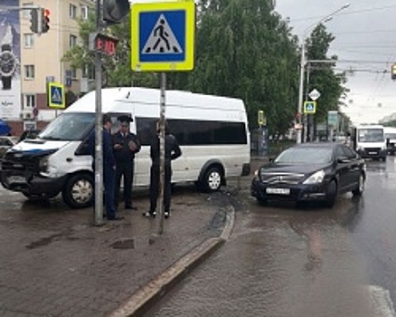 В Уфе столкнулись Nissan и пассажирский Ford, есть пострадавшие