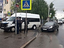 В Уфе столкнулись Nissan и пассажирский Ford, есть пострадавшие
