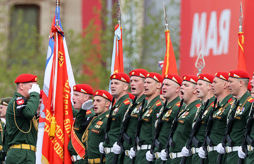Горожане во время парада, посвященного 77-й годовщине Победы в Великой Отечественной войне