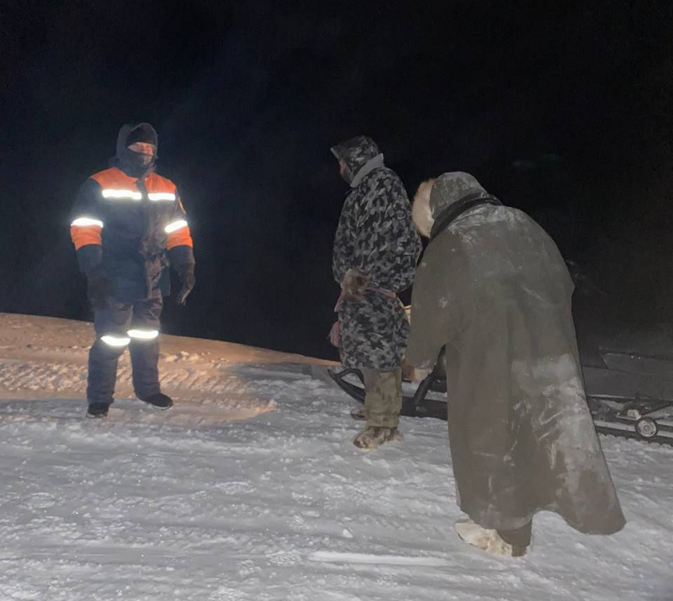 Сотрудники «Ямалспас» эвакуировали двух человек, застрявших в тундре в мороз