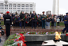 В Самаре в честь Дня Победы возложили цветы к Вечному огню и горельефу «Скорбящей Матери-Родине» на площади Славы