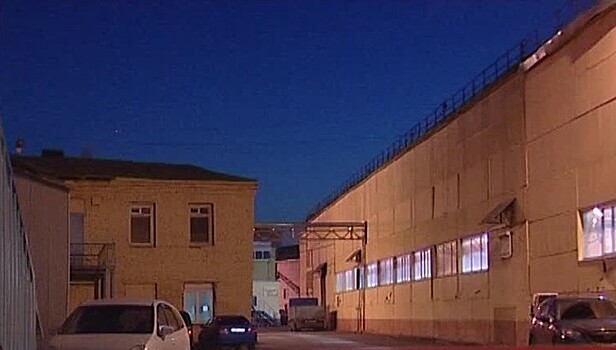 Сорванная ураганом крыша на заводе в Красноярске убила двух рабочих