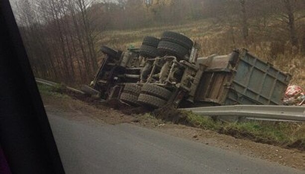 Под Янтарным грузовик опрокинулся в кювет