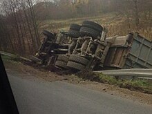 Под Янтарным грузовик опрокинулся в кювет