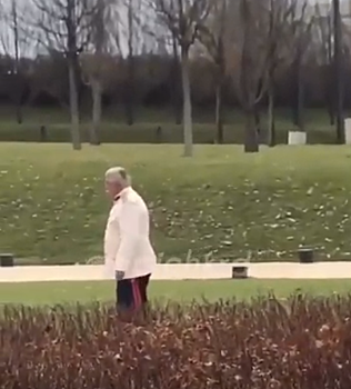 Пенсионер в костюме Сталина топтал газон и плевался в парке Галицкого в Краснодаре